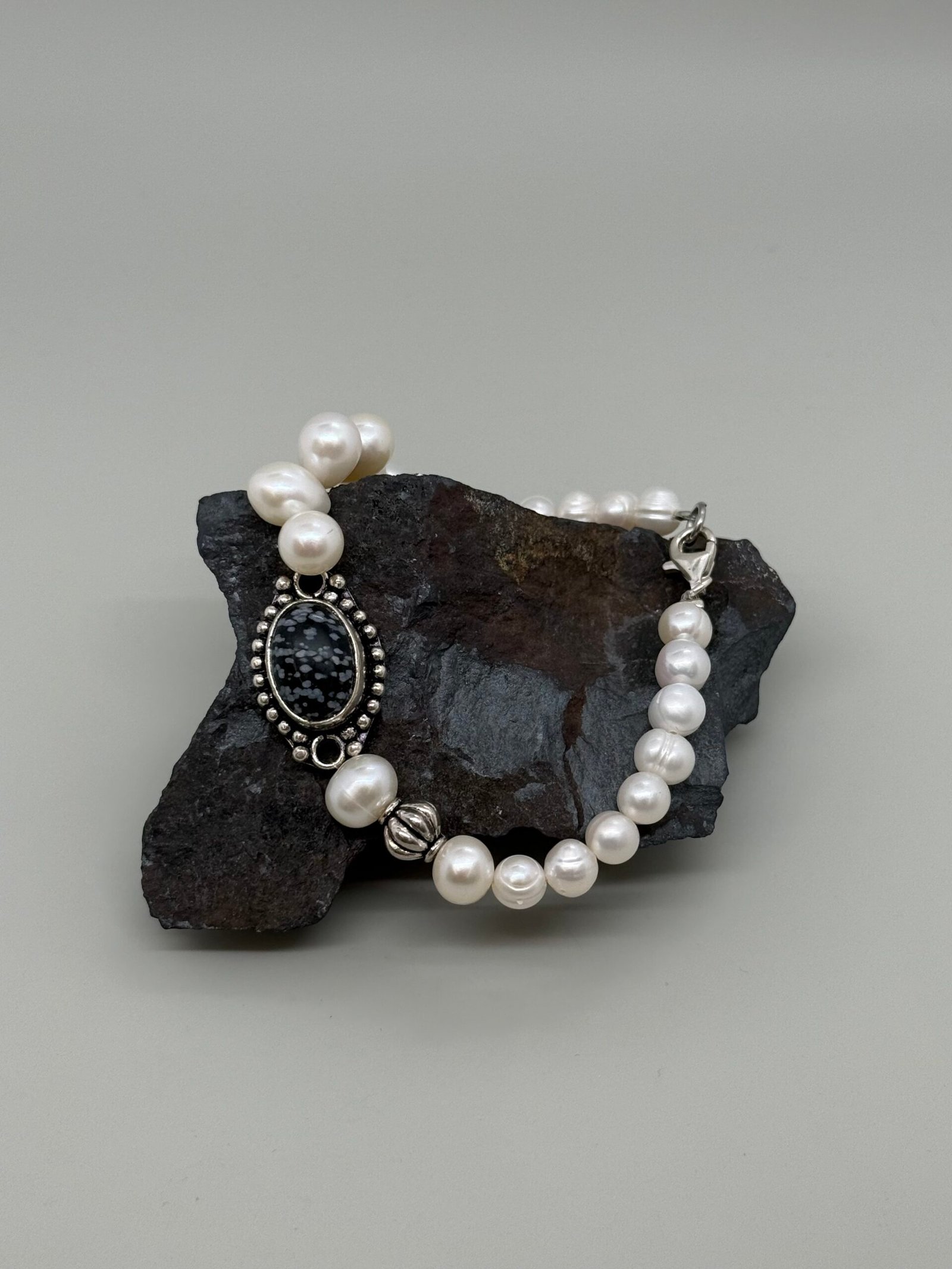 Pulsera de perlas cultivadas con centro de plata 9.25 y piedra natural obsidiana