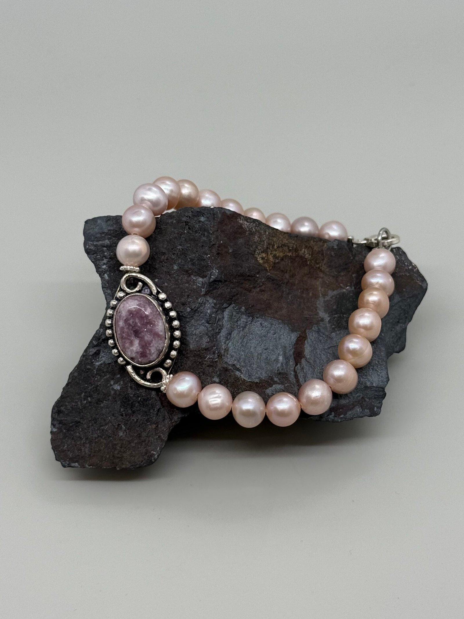 Pulsera de perlas cultivadas con centro de plata 9.25 y piedra natural lepidolita