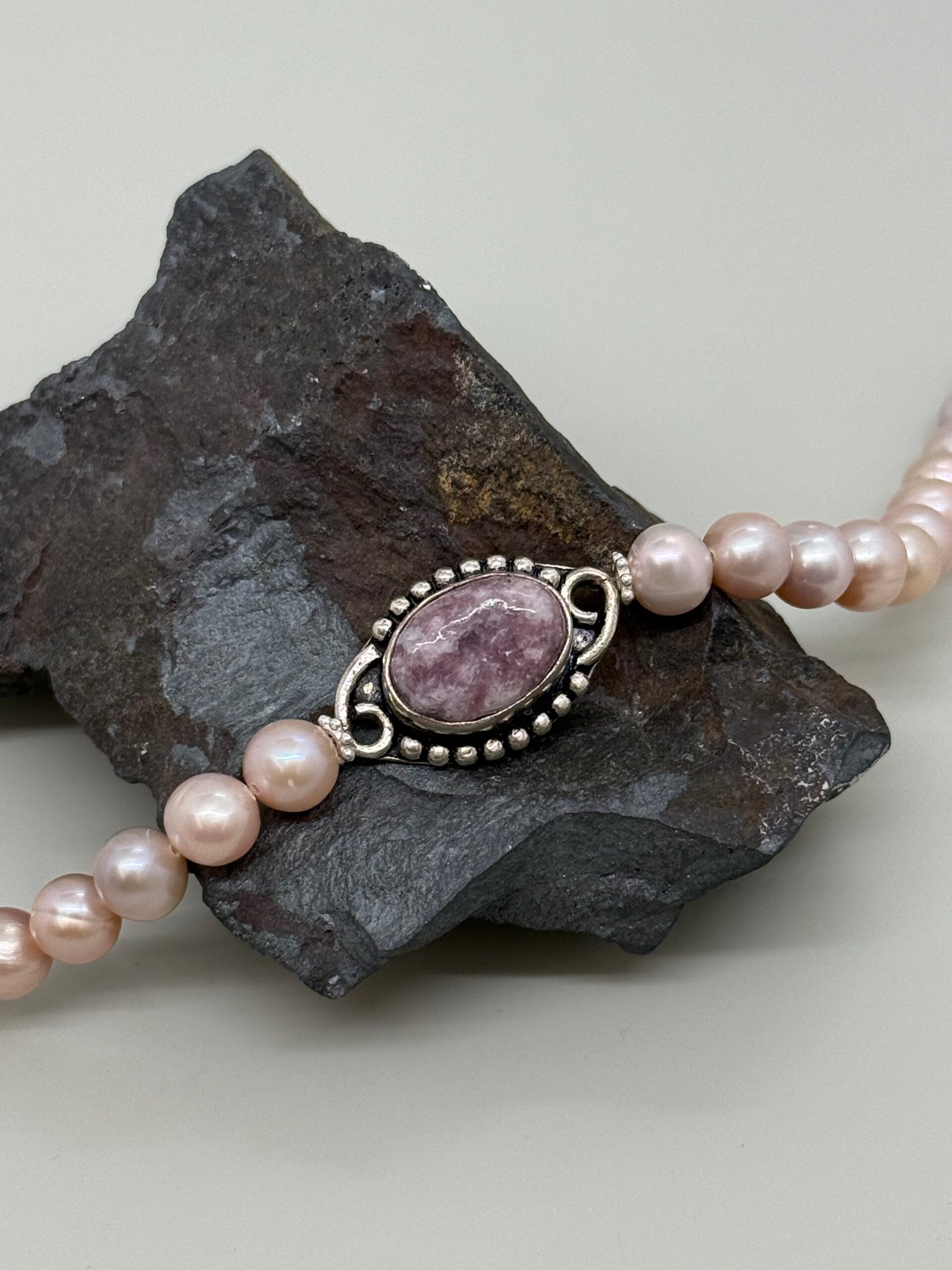 Pulsera de perlas cultivadas con centro de plata 9.25 y piedra natural lepidolita - Imagen 3