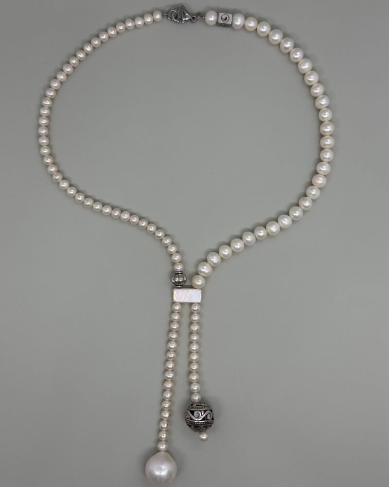 Collar con perlas cultivadas y detalles en plateado