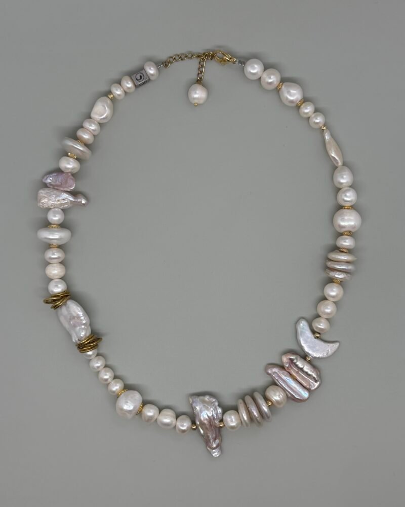Collar con perlas redondas y barrocas