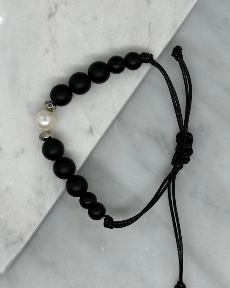 Pulsera ajustable con piedra onix y perla cultivada de 10mm