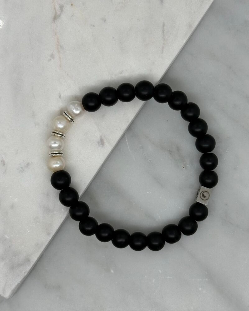 Pulsera elástica con piedra onix y 4 perlas cultivadas