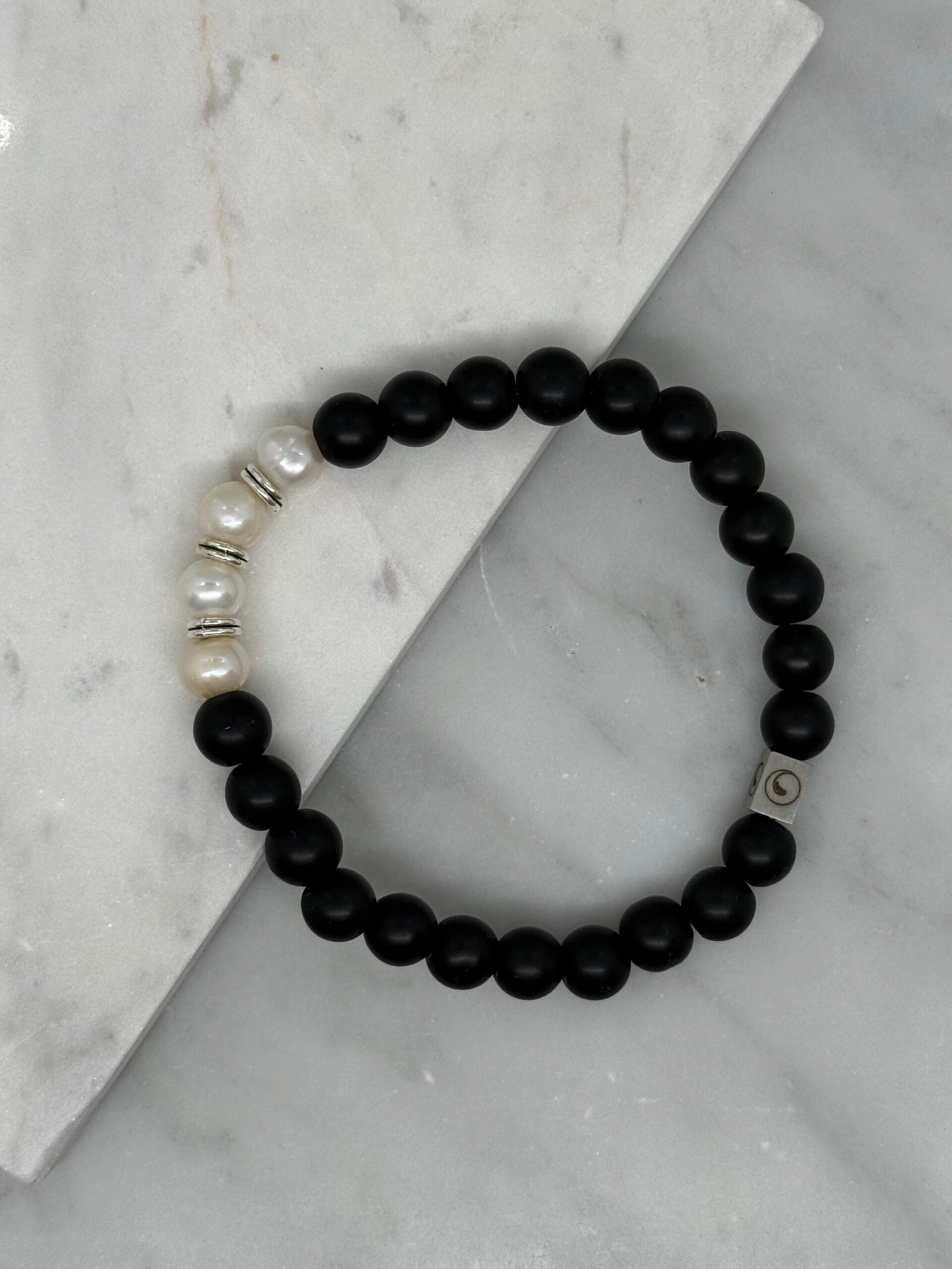 Pulsera elástica con piedra onix y 4 perlas cultivadas