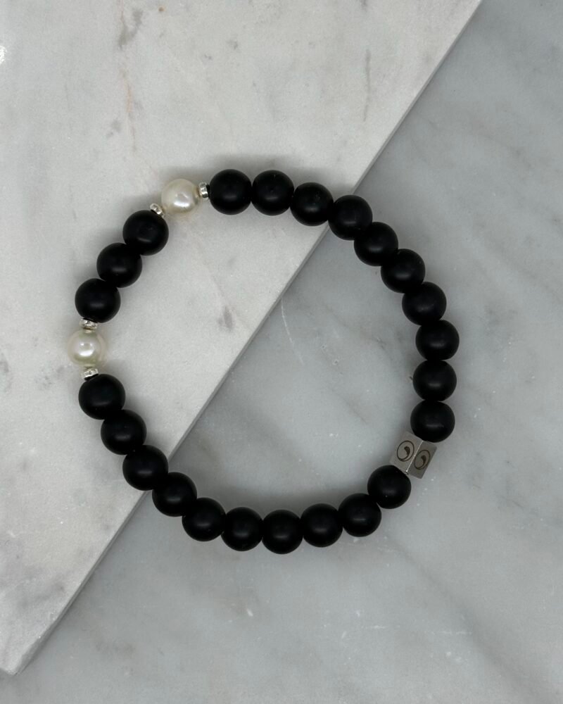 Pulsera elástica con piedra onix y 2 perlas