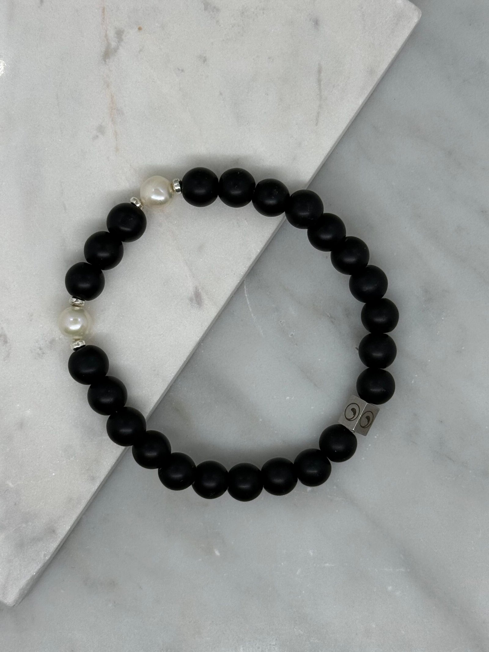 Pulsera elástica con piedra onix y 2 perlas