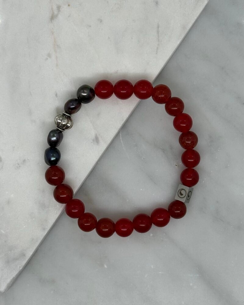 Pulsera elastica con piedra cornalina y perlas cultivadas oscuras