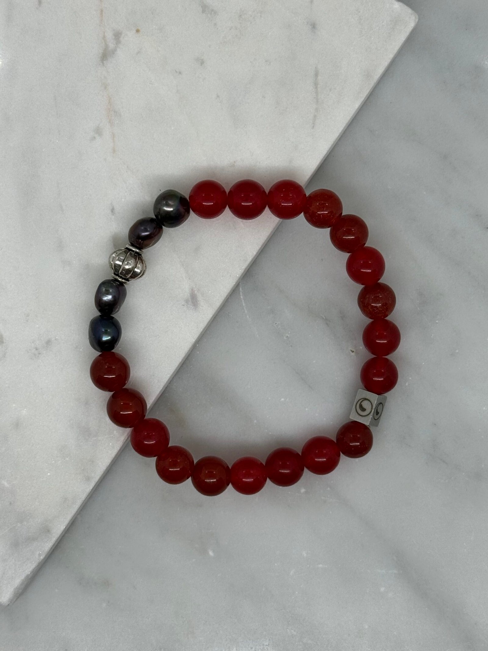 Pulsera elastica con piedra cornalina y perlas cultivadas oscuras