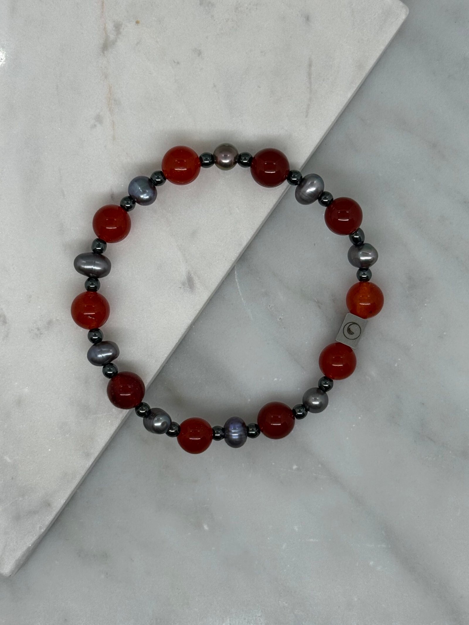 Pulsera con piedra cornalina y perlas cultivadas