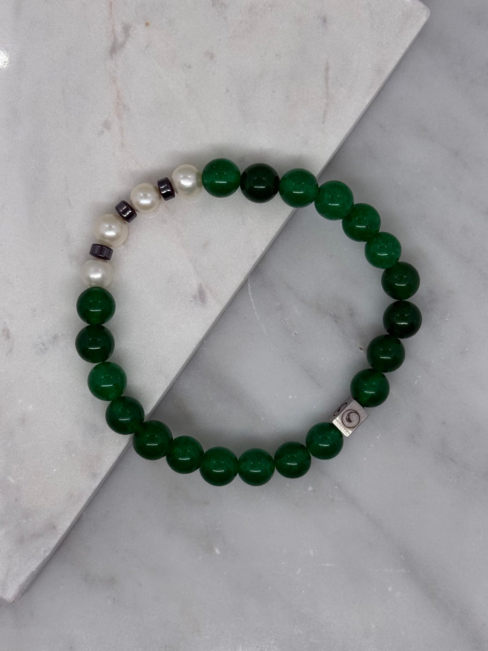 Pulsera elastica con piedra jade y perlas cultivadas blancas