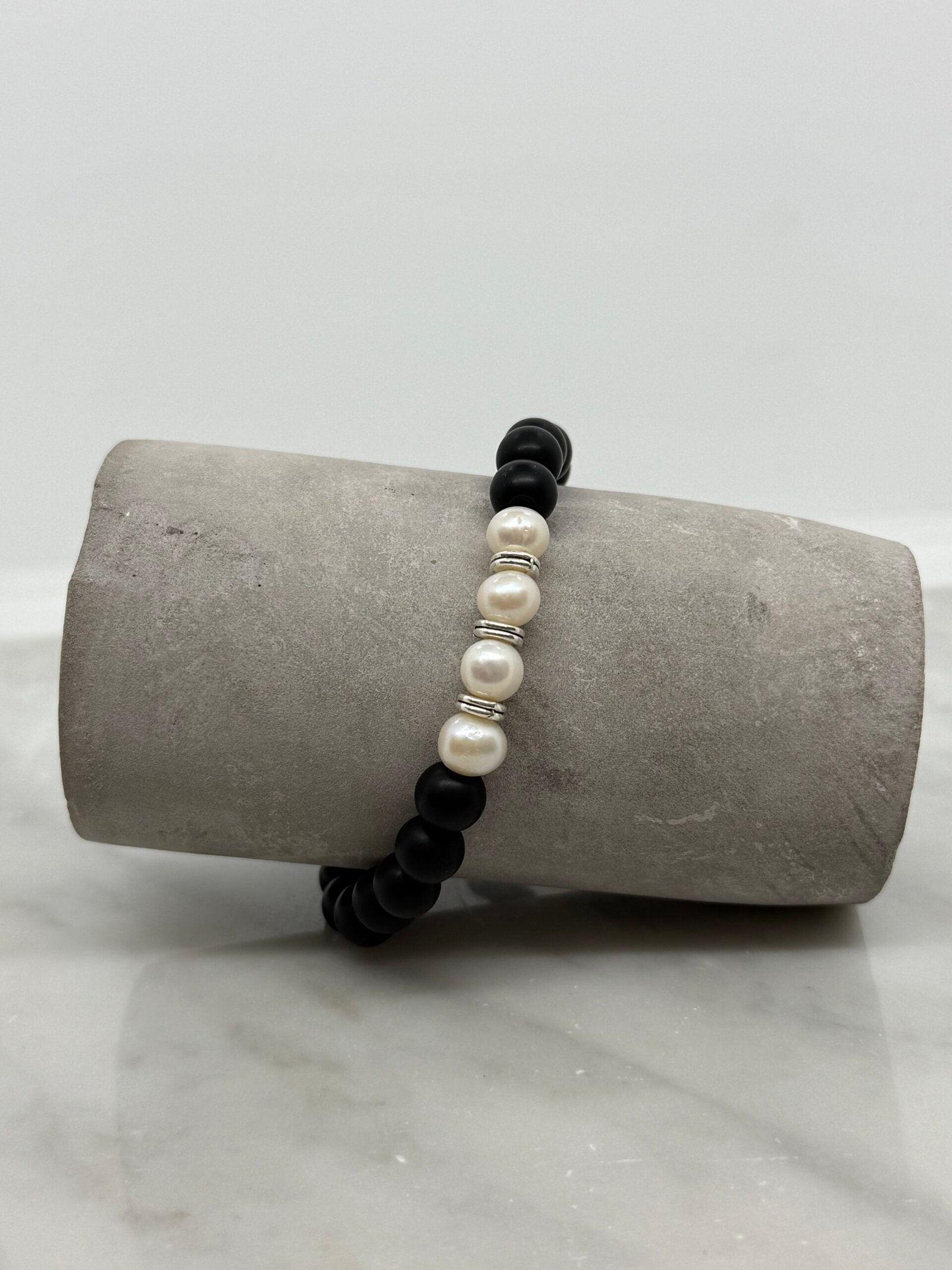 Pulsera elástica con piedra onix y 4 perlas cultivadas - Imagen 2