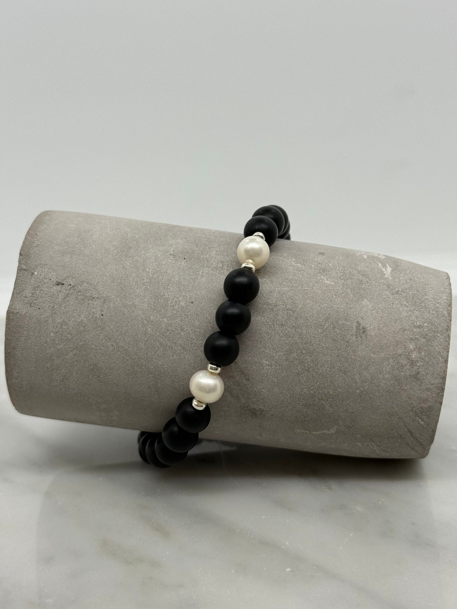 Pulsera elástica con piedra onix y 2 perlas - Imagen 2
