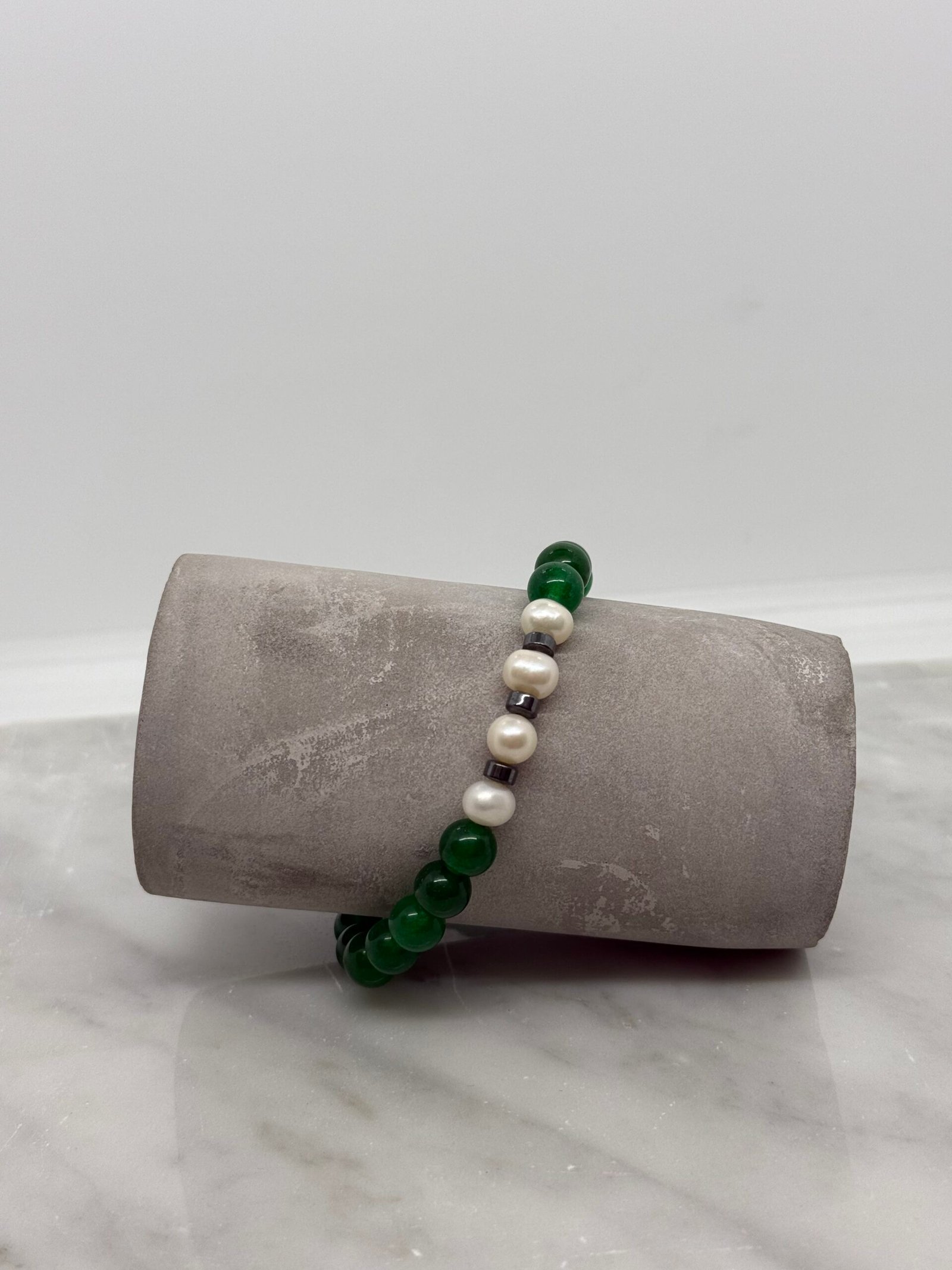 Pulsera elastica con piedra jade y perlas cultivadas blancas - Imagen 2