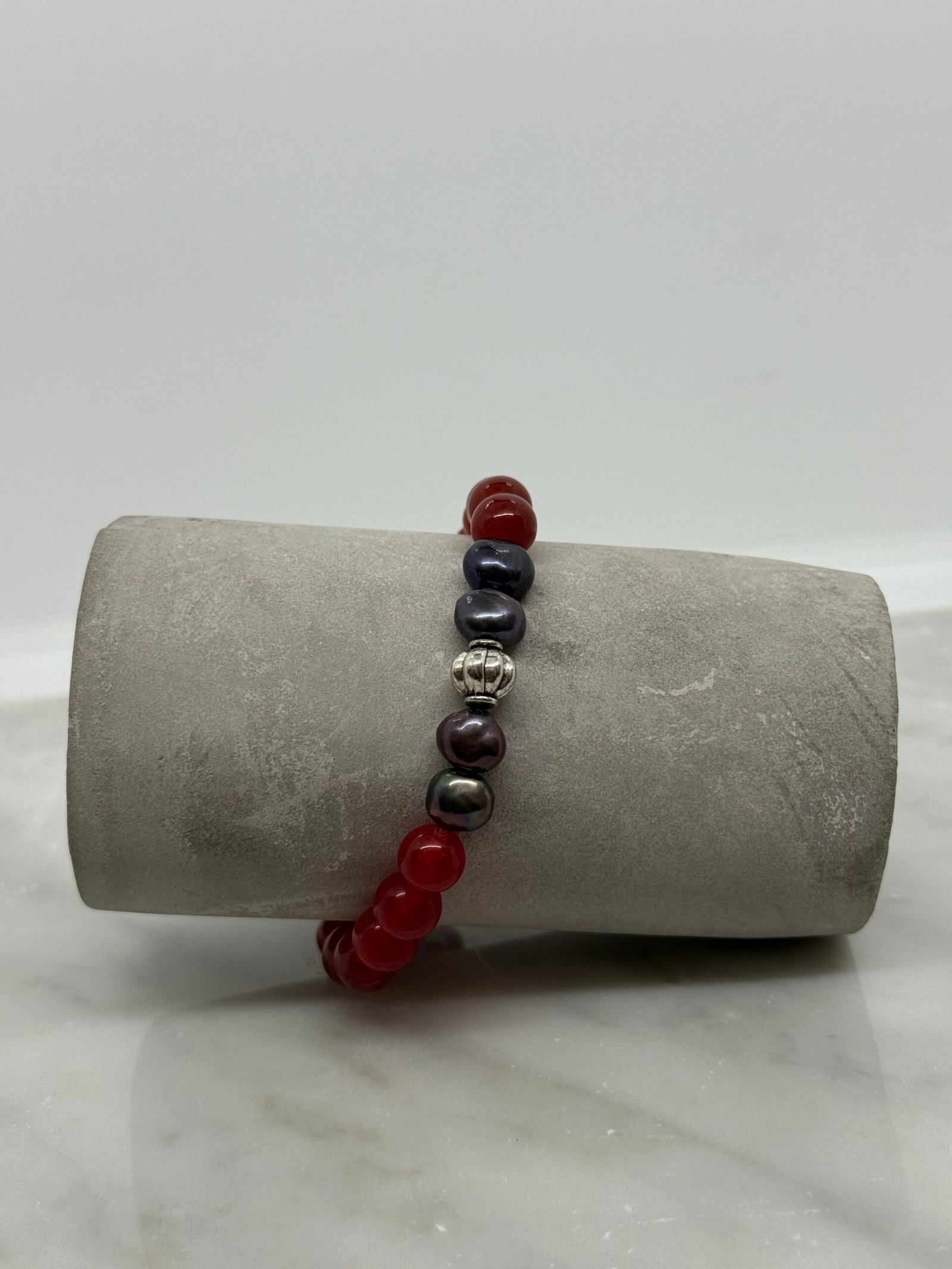 Pulsera elastica con piedra cornalina y perlas cultivadas oscuras - Imagen 2