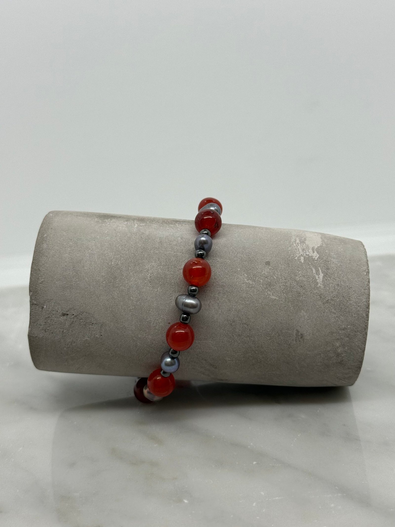Pulsera con piedra cornalina y perlas cultivadas - Imagen 2