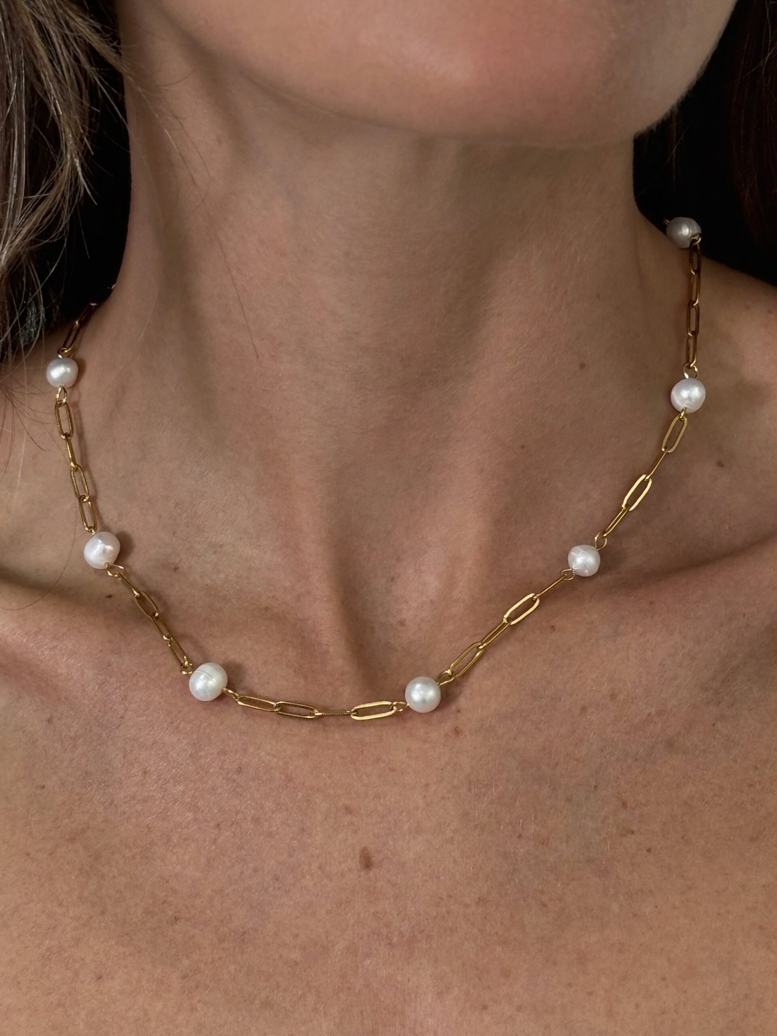 Collar con cadena de acero dorada y perlas cultivadas - Imagen 4