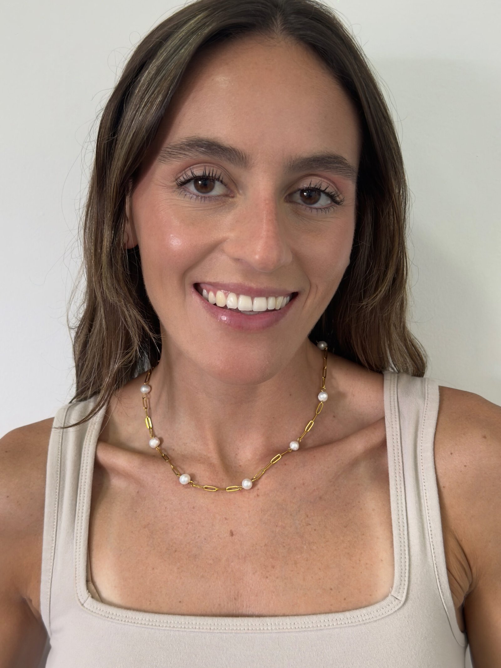 Collar con cadena de acero dorada y perlas cultivadas - Imagen 2