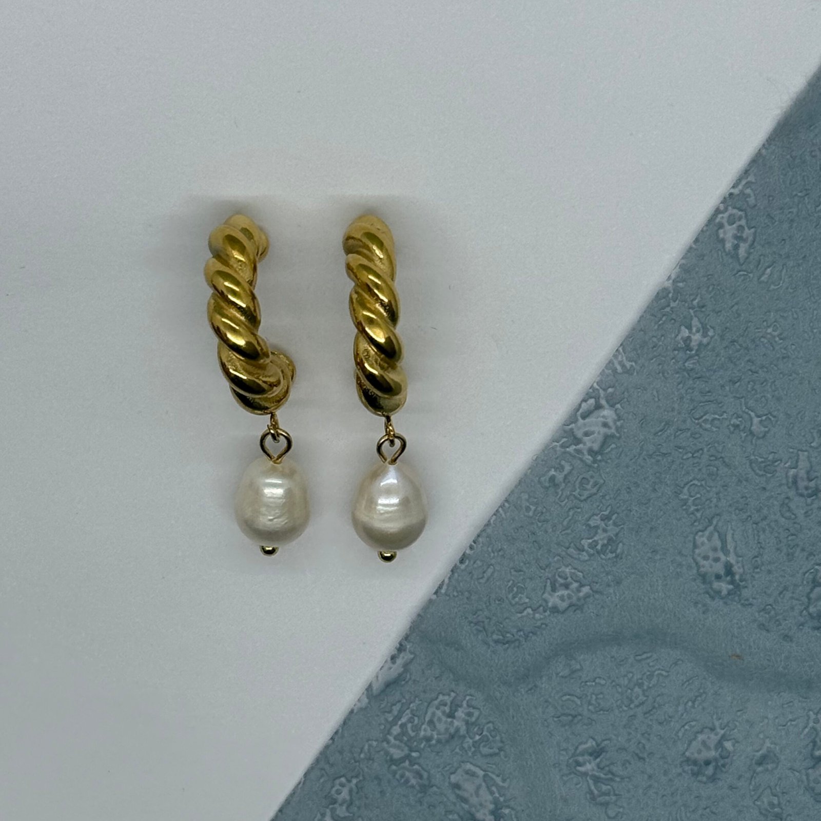 Arete de acero inoxidable con perlas cultivadas