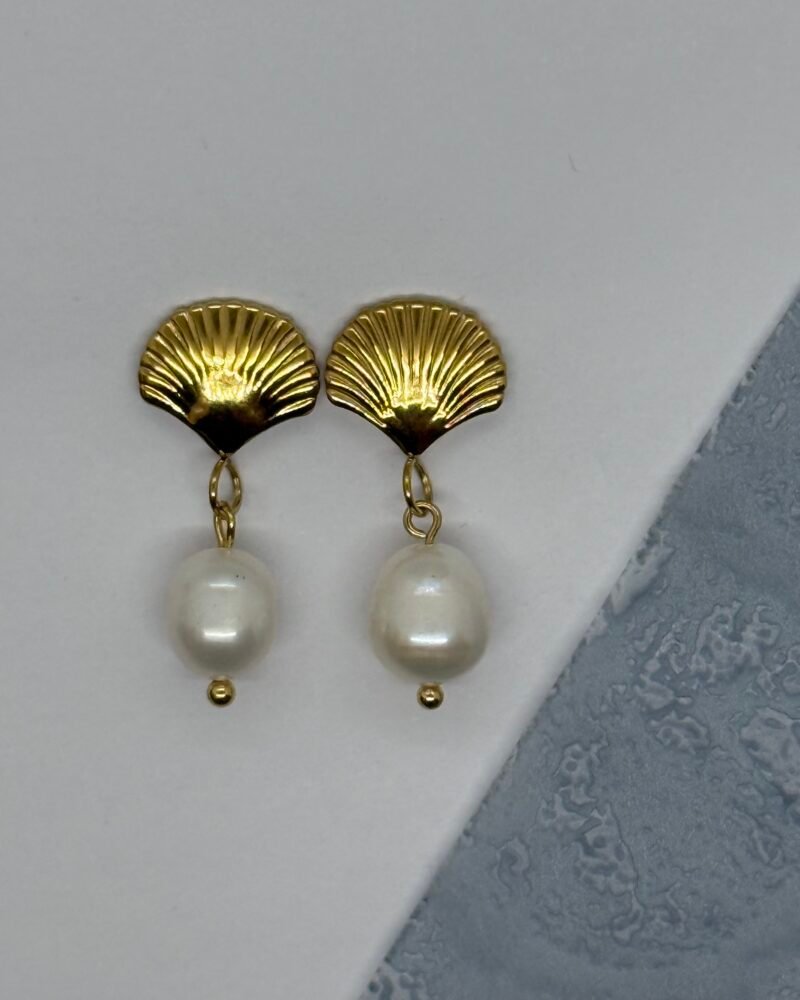 Arete de acero inoxidable conchita con perlas cultivadas