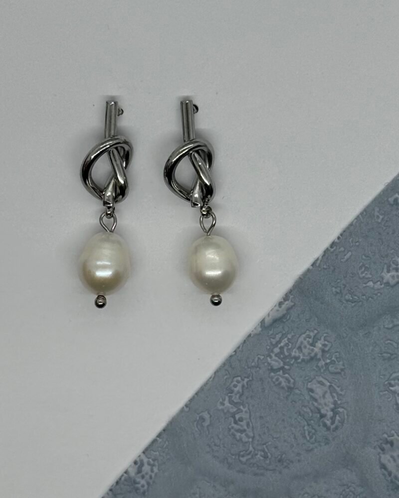 Arete de acero inoxidable plateado con perlas cultivadas