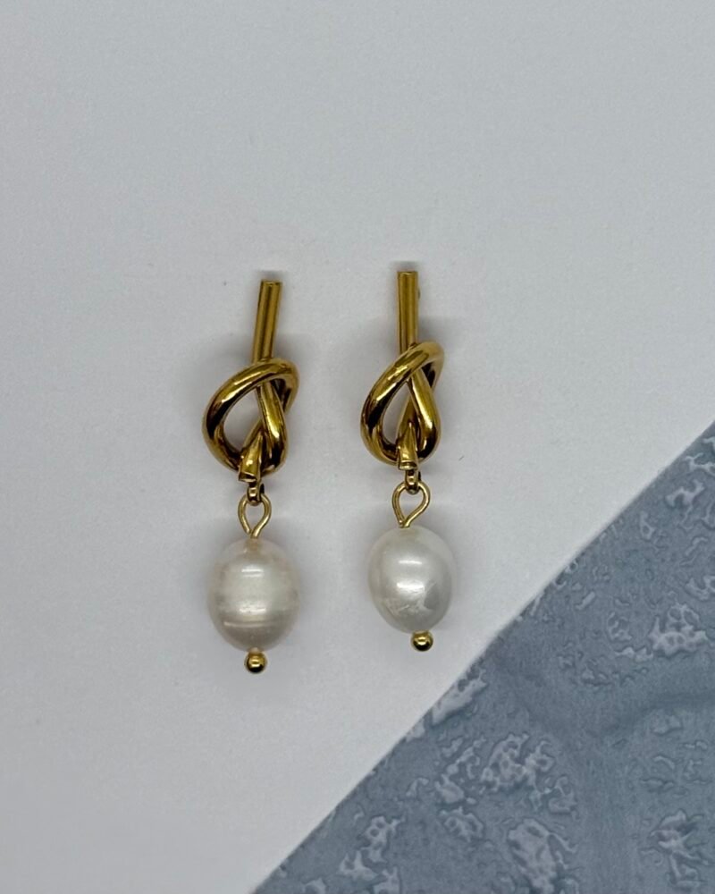 Aretes de acero inoxidable dorado con perlas cultivadas
