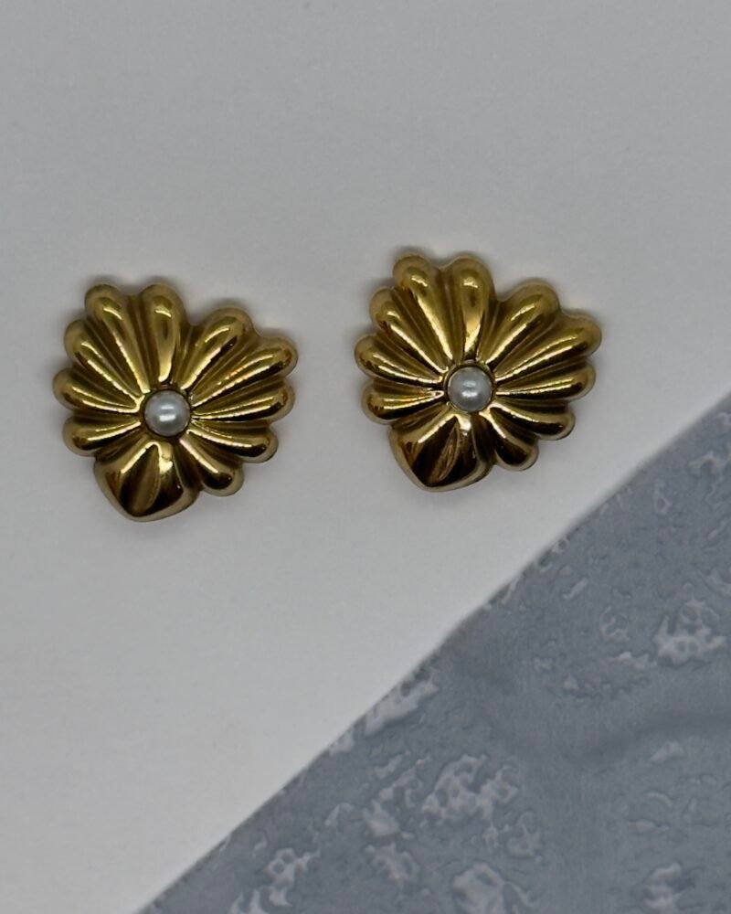 Aretes de acero inoxidable con forma de flor y perla cultivada pequeña
