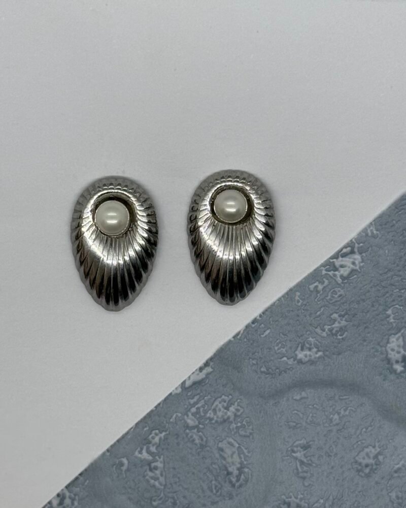 Aretes de acero inoxidable plateado con perlas cultivadas