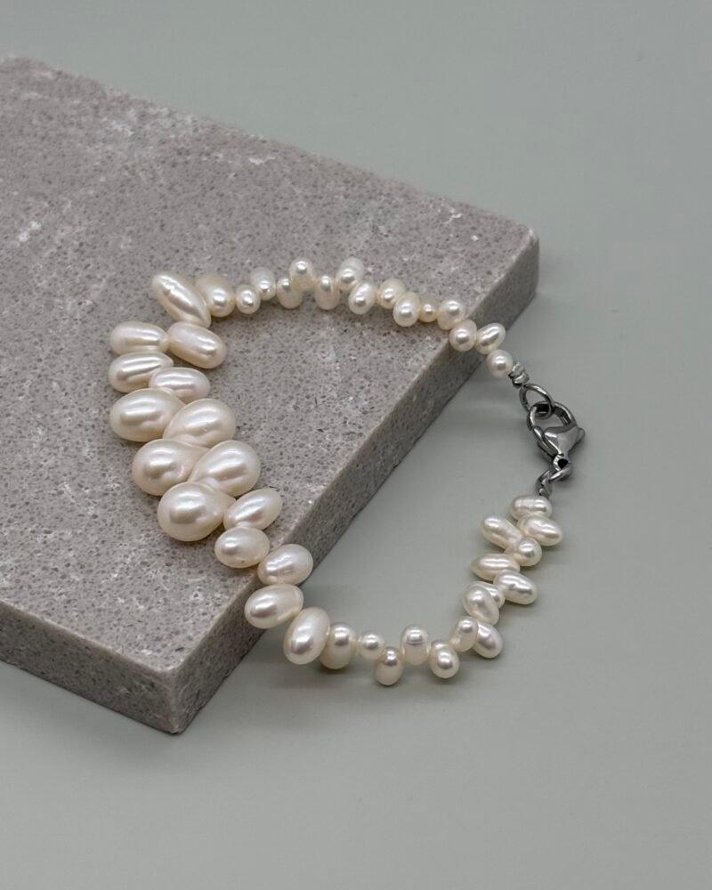 Pulsera con perlas cultivadas ''rice'' grandes, medianas y pequeñas