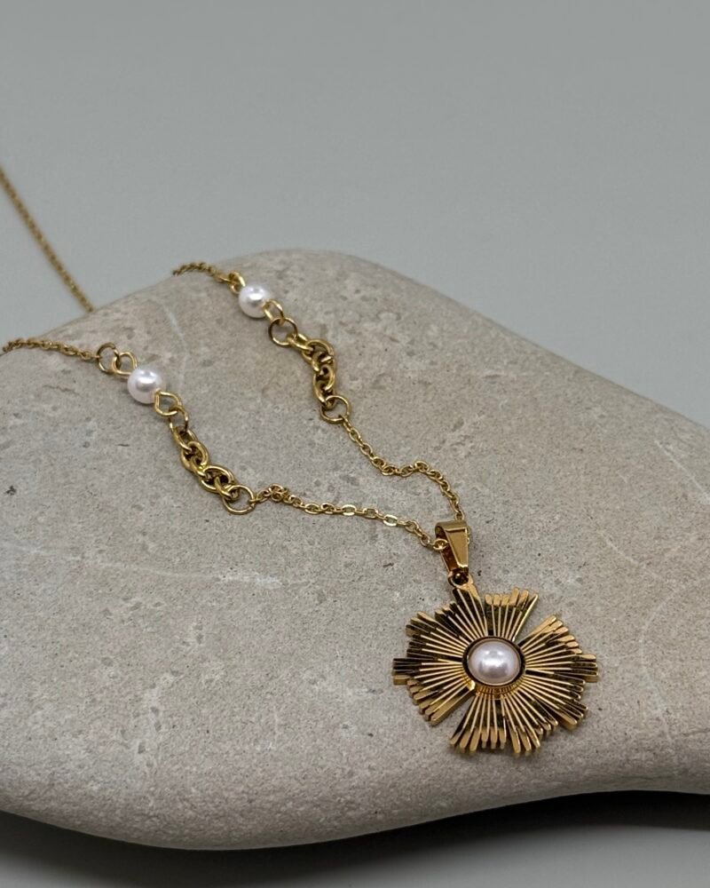 Cadena de acero inoxidable con dije de flor y perla cultivada