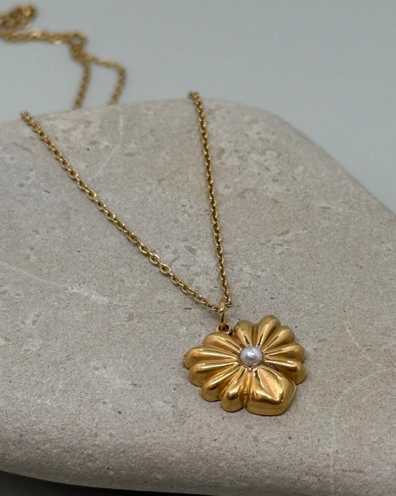 Cadena de acero inoxidable y dije flor con perla cultivada
