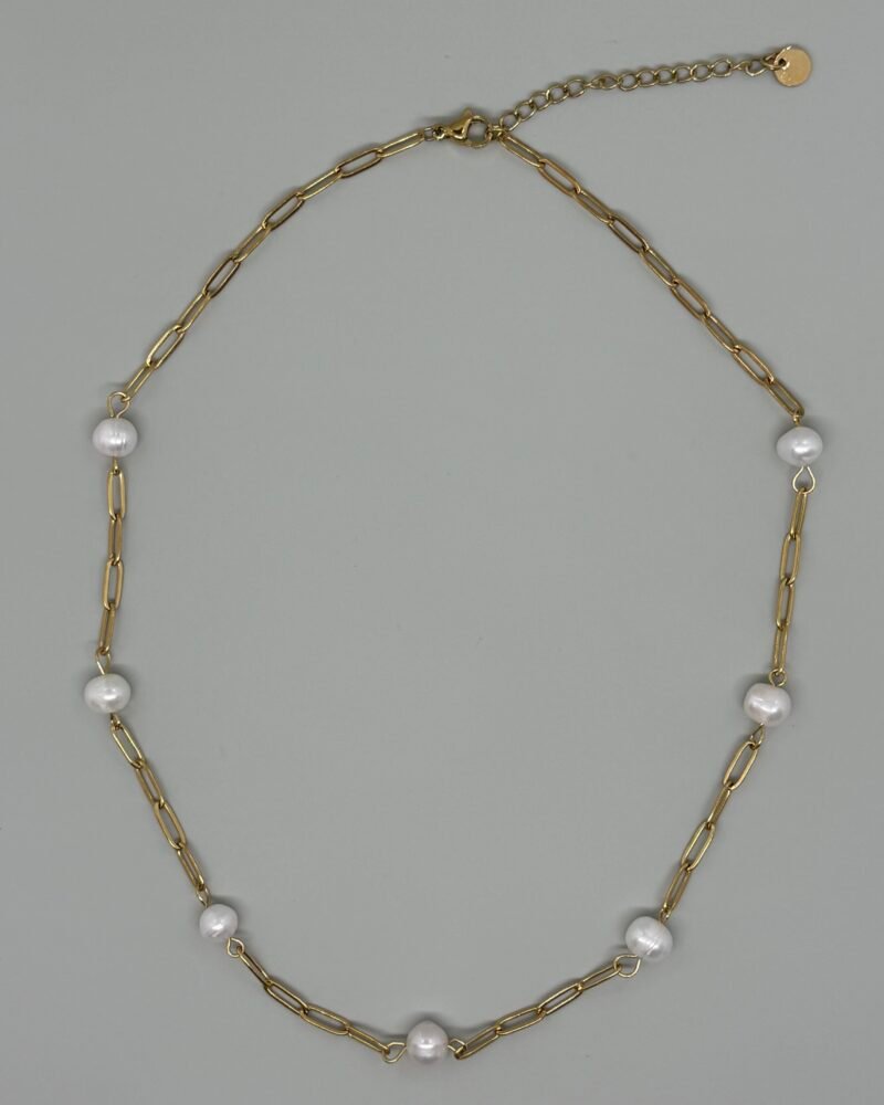 Collar con cadena de acero dorada y perlas cultivadas