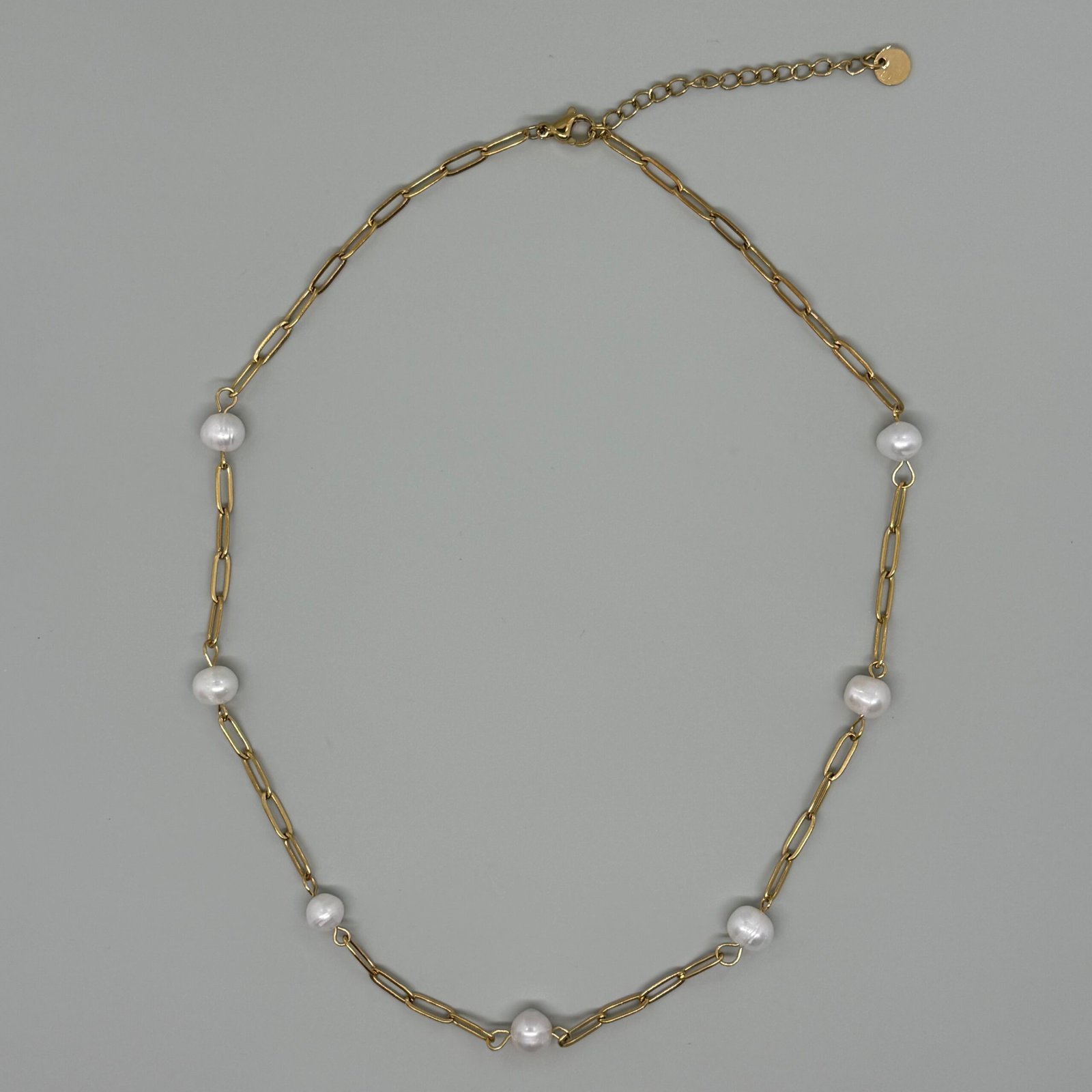 Collar con cadena de acero dorada y perlas cultivadas