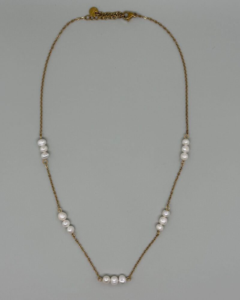 Collar con cadena delgada de acero y perlas cultivadas