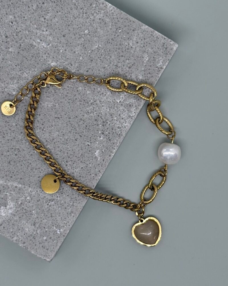 Pulsera con perlas culitvadas y dije corazón de piedra