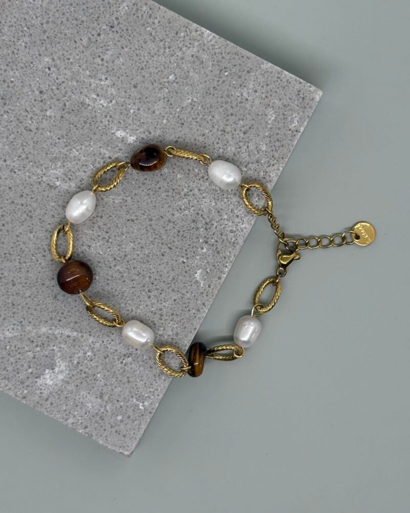 Pulsera con perlas cultivadas y piedra oscura