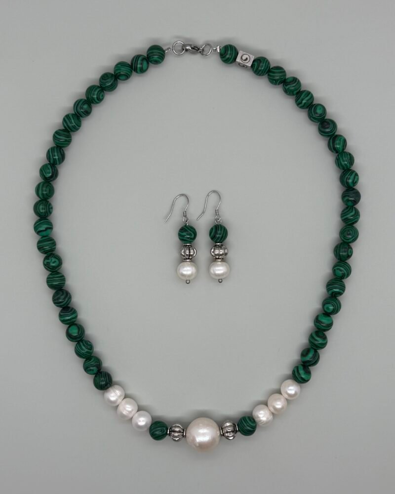 Collar y aretes con piedra natural ''malaquita'' y perlas cultivadas