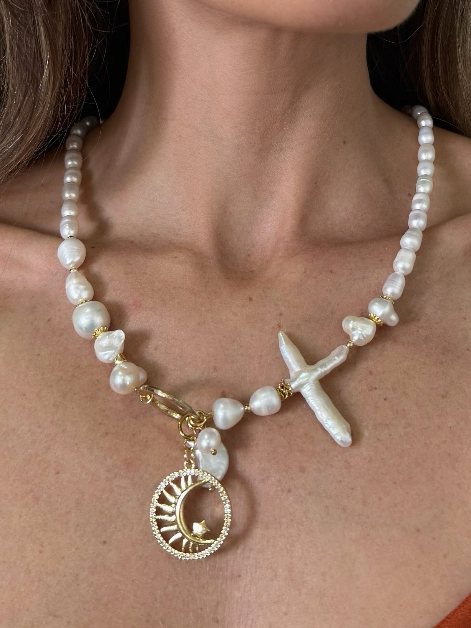 Collar clásico con perlas culitvadas y dije de luna dorada - Imagen 4