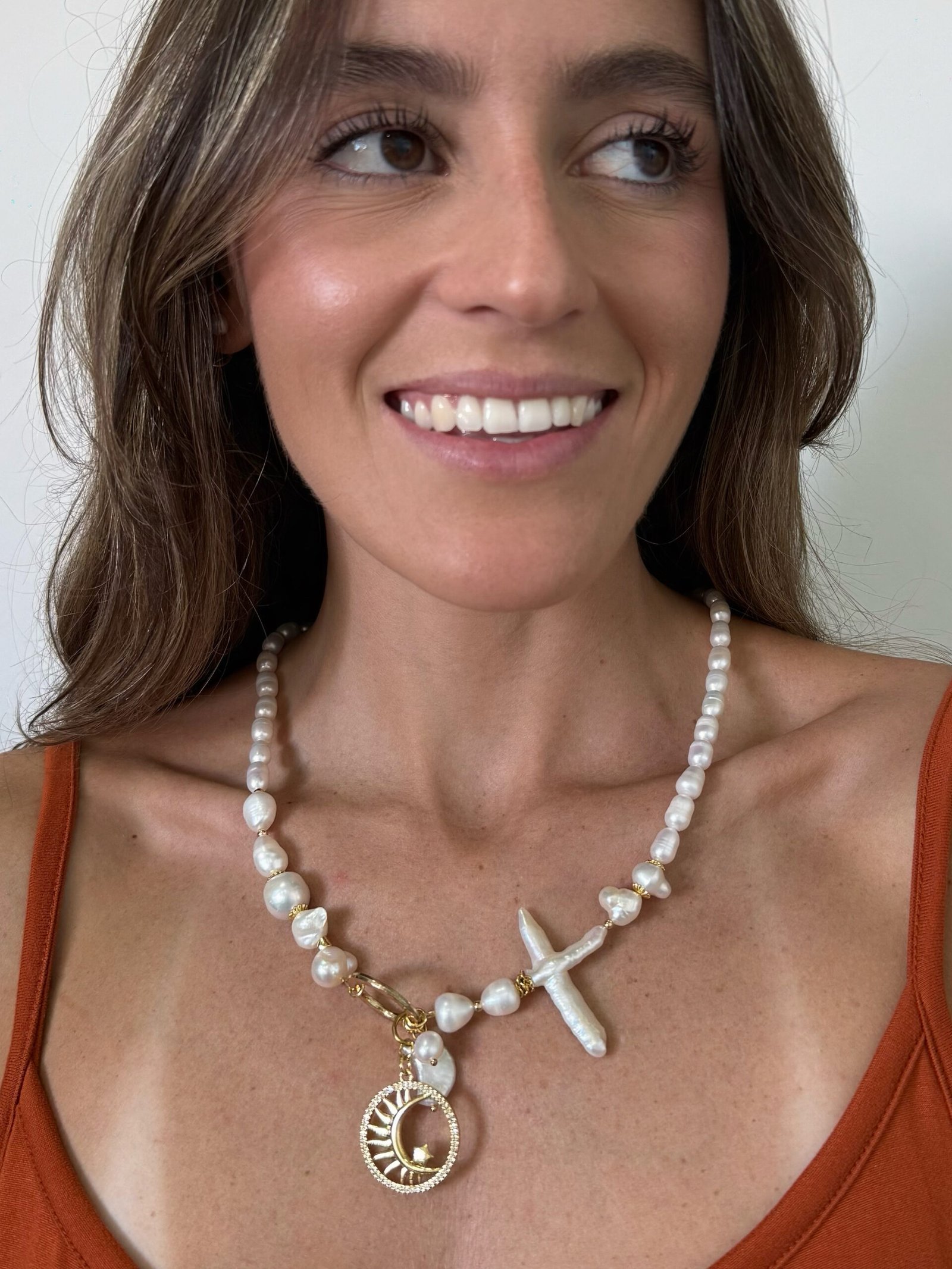 Collar clásico con perlas culitvadas y dije de luna dorada - Imagen 2