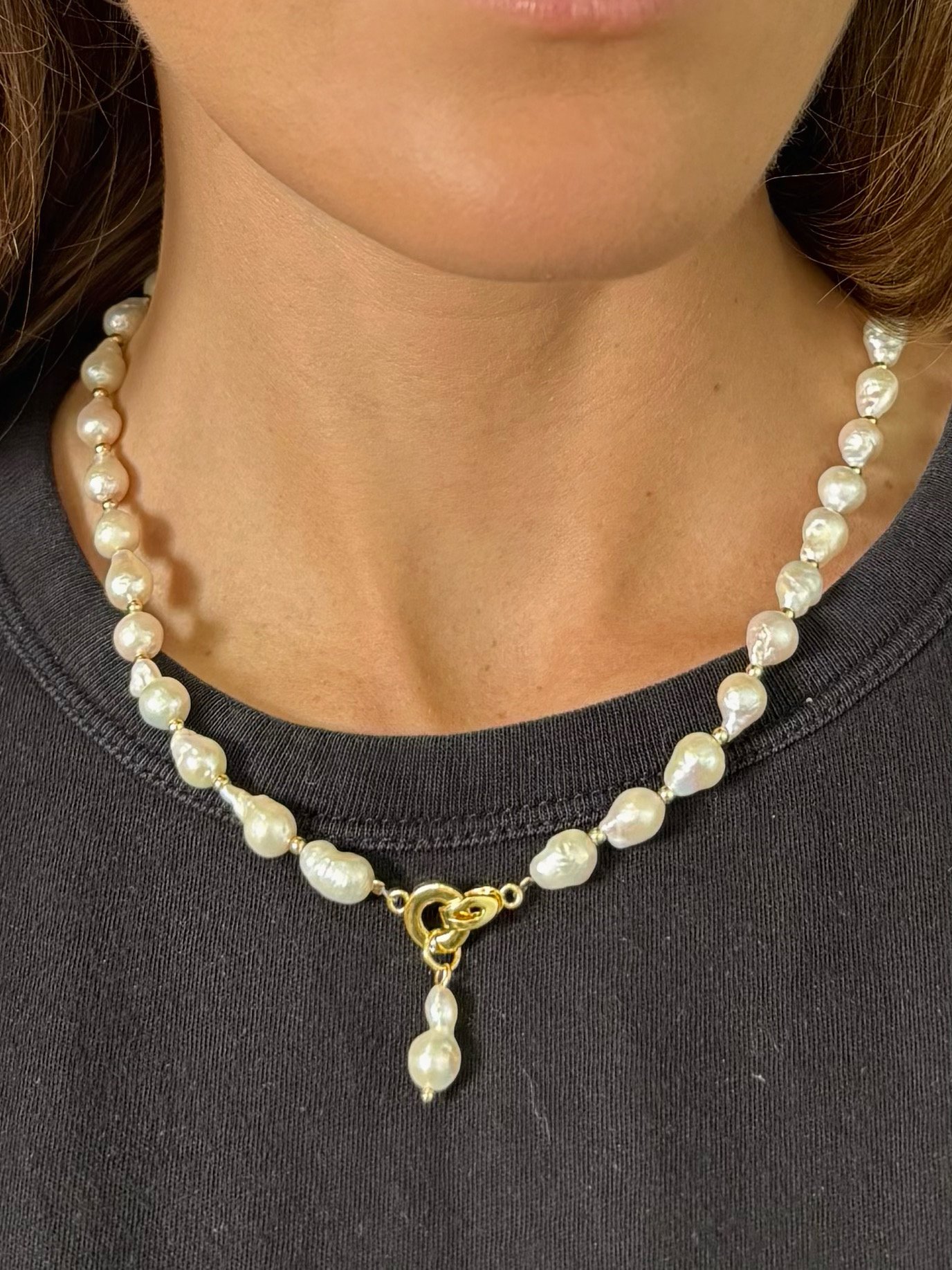 Collar clásico con perlas culitvadas y separadores dorados de acero - Imagen 4
