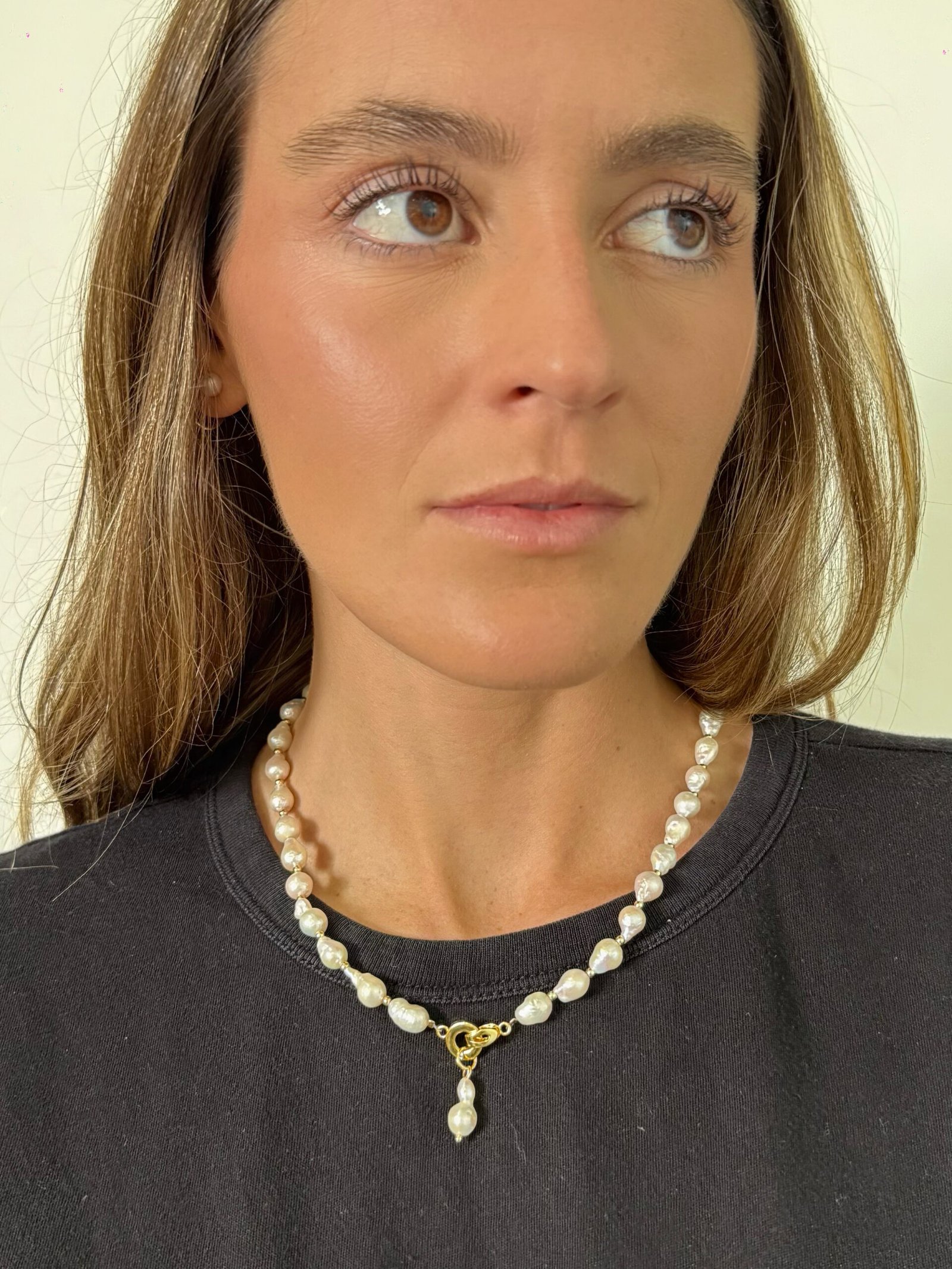 Collar clásico con perlas culitvadas y separadores dorados de acero - Imagen 2