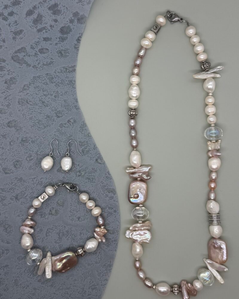Collar, pulsera y aretes con perlas cultivadas redondas y barrocas y un cristal