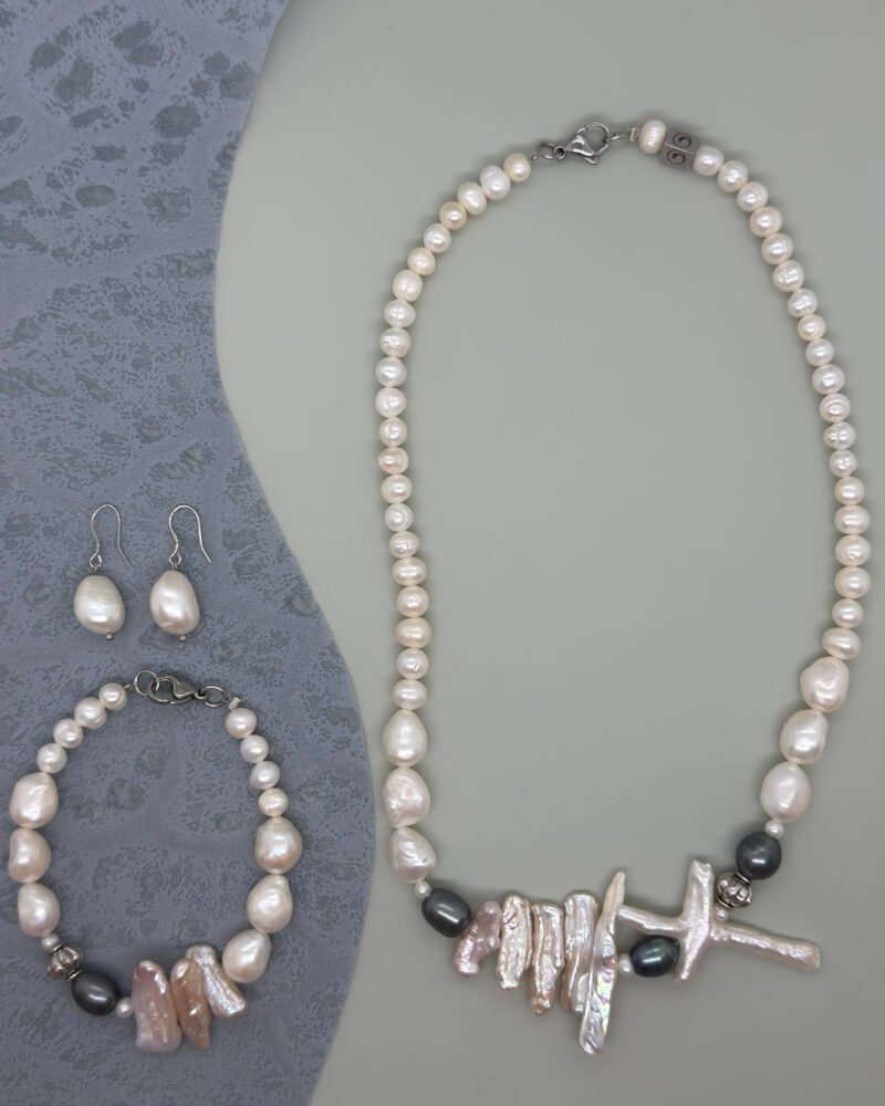 Collar, pulsera y aretes con perlas cultivadas redondas y barrocas.