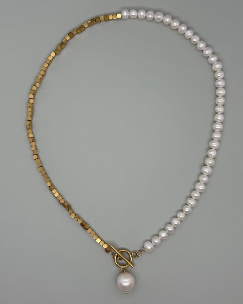 Collar con perlas cultivadas y detalles dorados en acero.