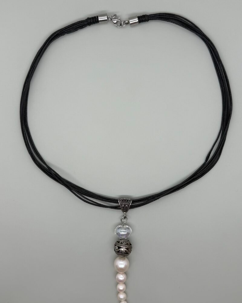 Collar con hilo y dije de cono con perlas en degradación