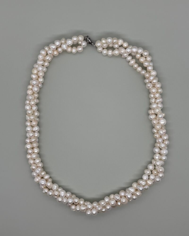 Collar clásico trenzado triple con perlas cultivadas