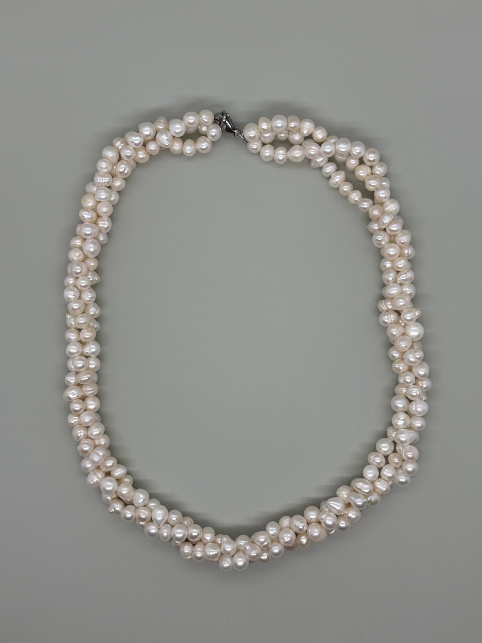 Collar clásico trenzado triple con perlas cultivadas