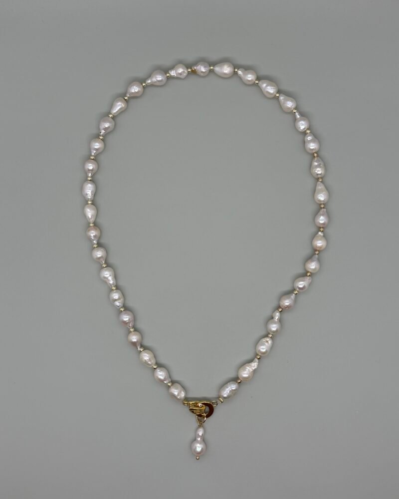 Collar clásico con perlas culitvadas y separadores dorados de acero