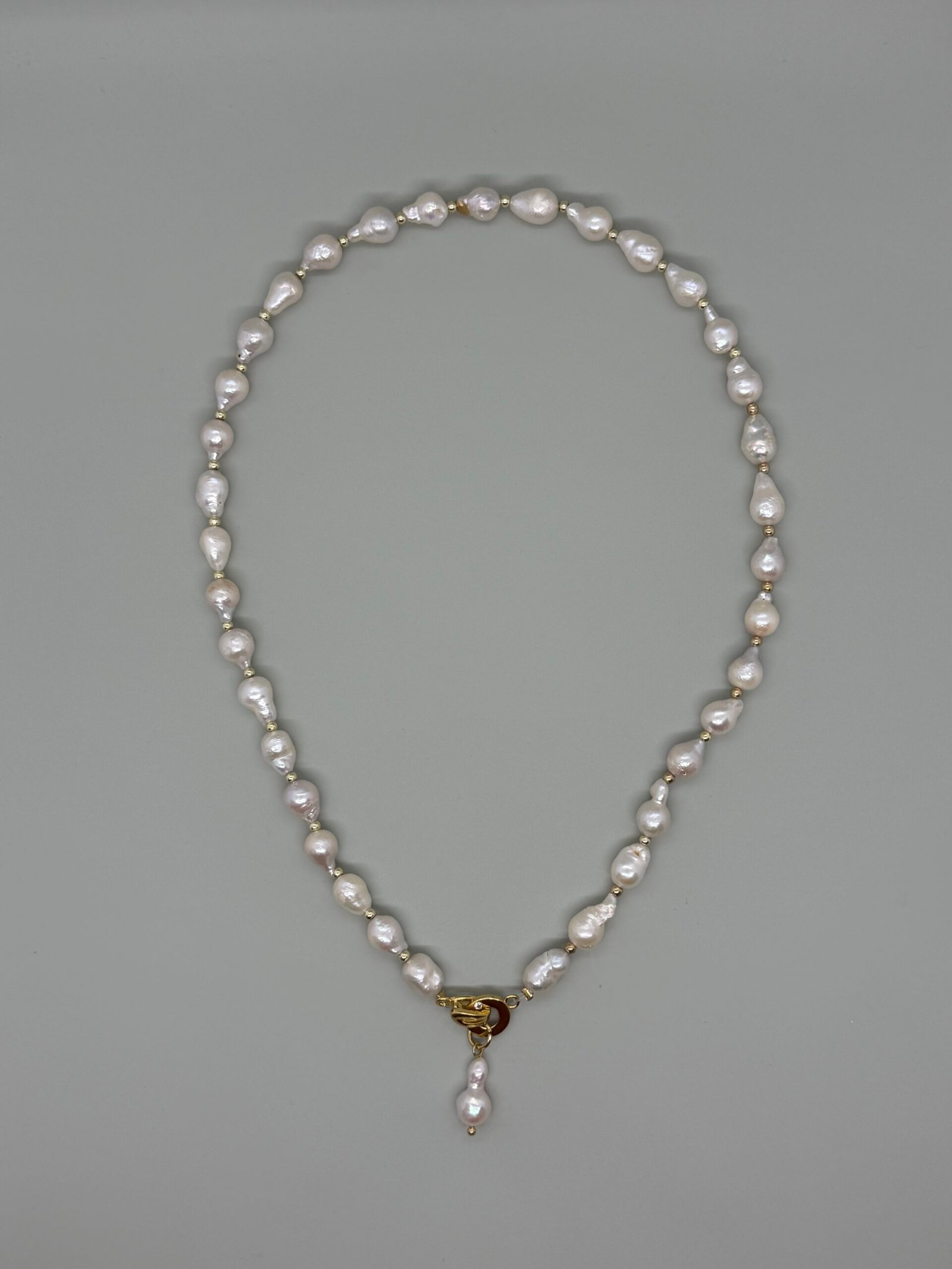 Collar clásico con perlas culitvadas y separadores dorados de acero