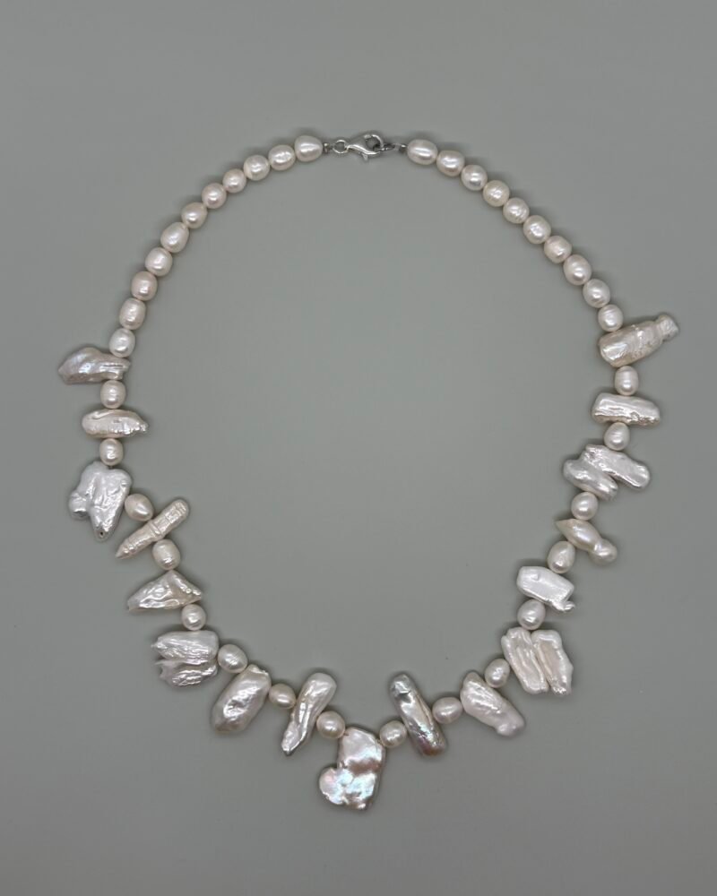 Collar clásico con perlas cultivadas y perlas barrocas