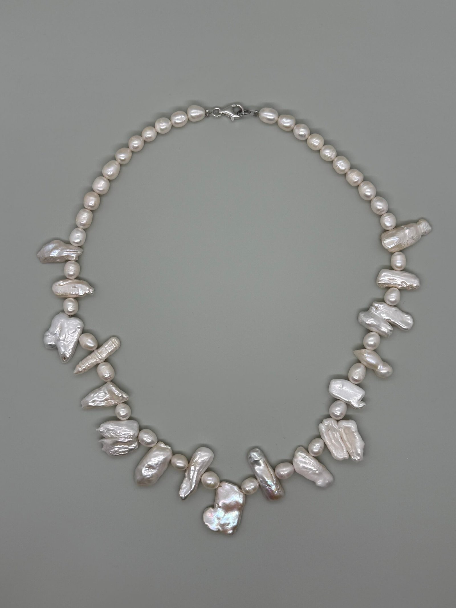 Collar clásico con perlas cultivadas y perlas barrocas